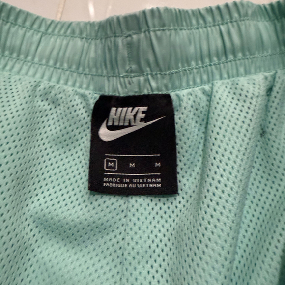 Nike Woven Flow Shorts Green 6” Length Medium - Picture 2 of 3